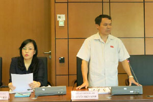 Đồng chí Nguyễn Tiến Sinh, Phó trưởng Đoàn ĐBQH tỉnh phát biểu thảo luận tại tổ.
